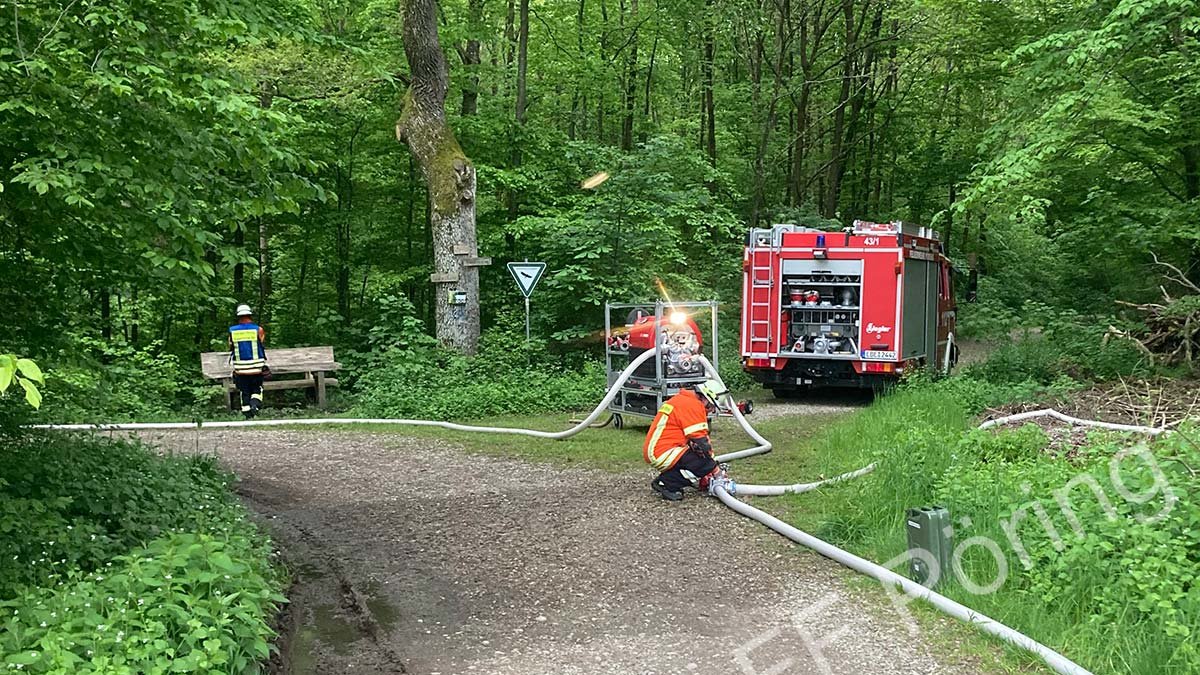 Feuerwehr Pöring lange Schlauchstrecke Wald