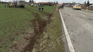 Feuerwehr Pöring VU mit LKW