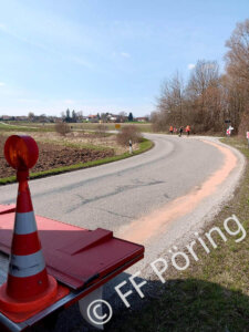 Feuerwehr Pöring Straße reinigen