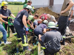 Feuerwehr Pöring Pferd in Güllegrube