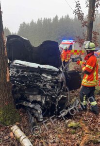 Feuerwehr Pöring Verkehrsunfall EBE 4 PKW gegen Baum